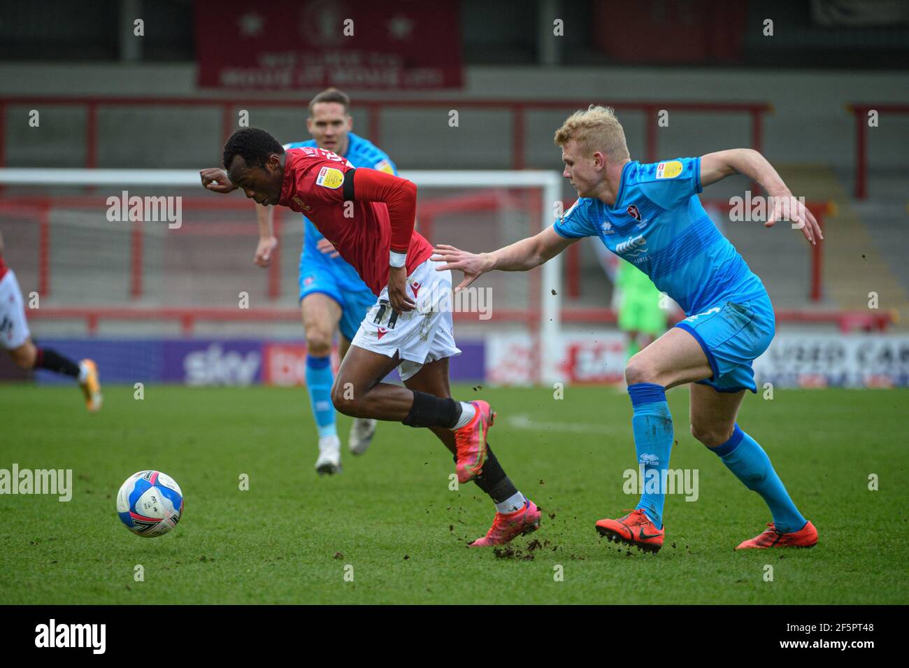 MORECAMBE, GROSSBRITANNIEN. MÄRZ 27th: Unter Druck von Lewis Freestone of Cheltenham TownCarlos Mendes Gomes of Morecambe FC tr während des Sky Bet League 2-Spiels zwischen Morecambe und Cheltenham Town in der Globe Arena, Morecambe am Samstag, 27th. März 2021. (Kredit: Ian Charles, MI News) Kredit: MI Nachrichten & Sport /Alamy Live Nachrichten Stockfoto