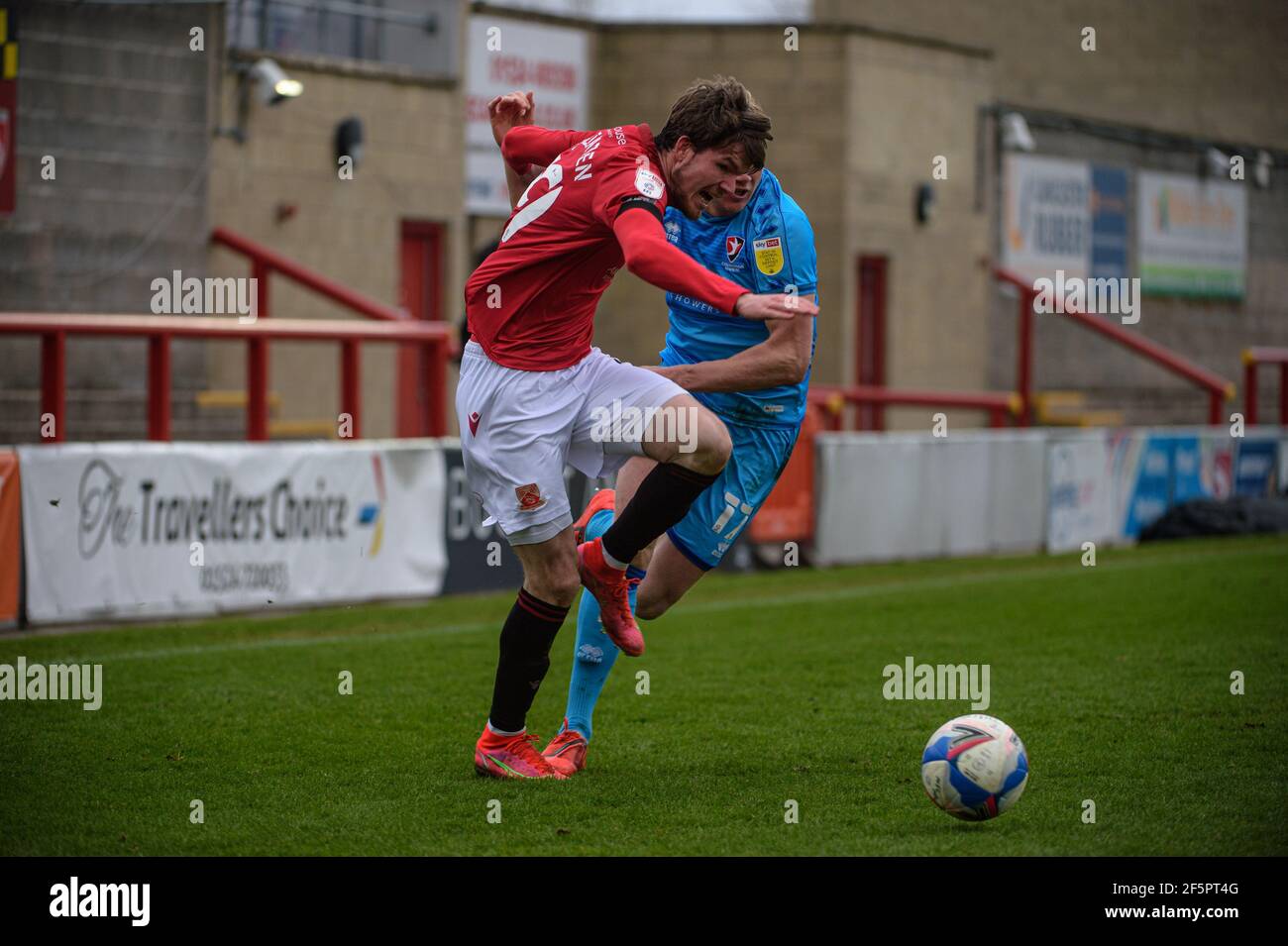 MORECAMBE, GROSSBRITANNIEN. MÄRZ 27th: Liam McAlinden vom Morecambe FC und Lewis Freestone von Cheltenham Town verwickeln sich während des Sky Bet League 2-Spiels zwischen Morecambe und Cheltenham Town in der Globe Arena, Morecambe am Samstag, 27th. März 2021. (Kredit: Ian Charles, MI News) Kredit: MI Nachrichten & Sport /Alamy Live Nachrichten Stockfoto