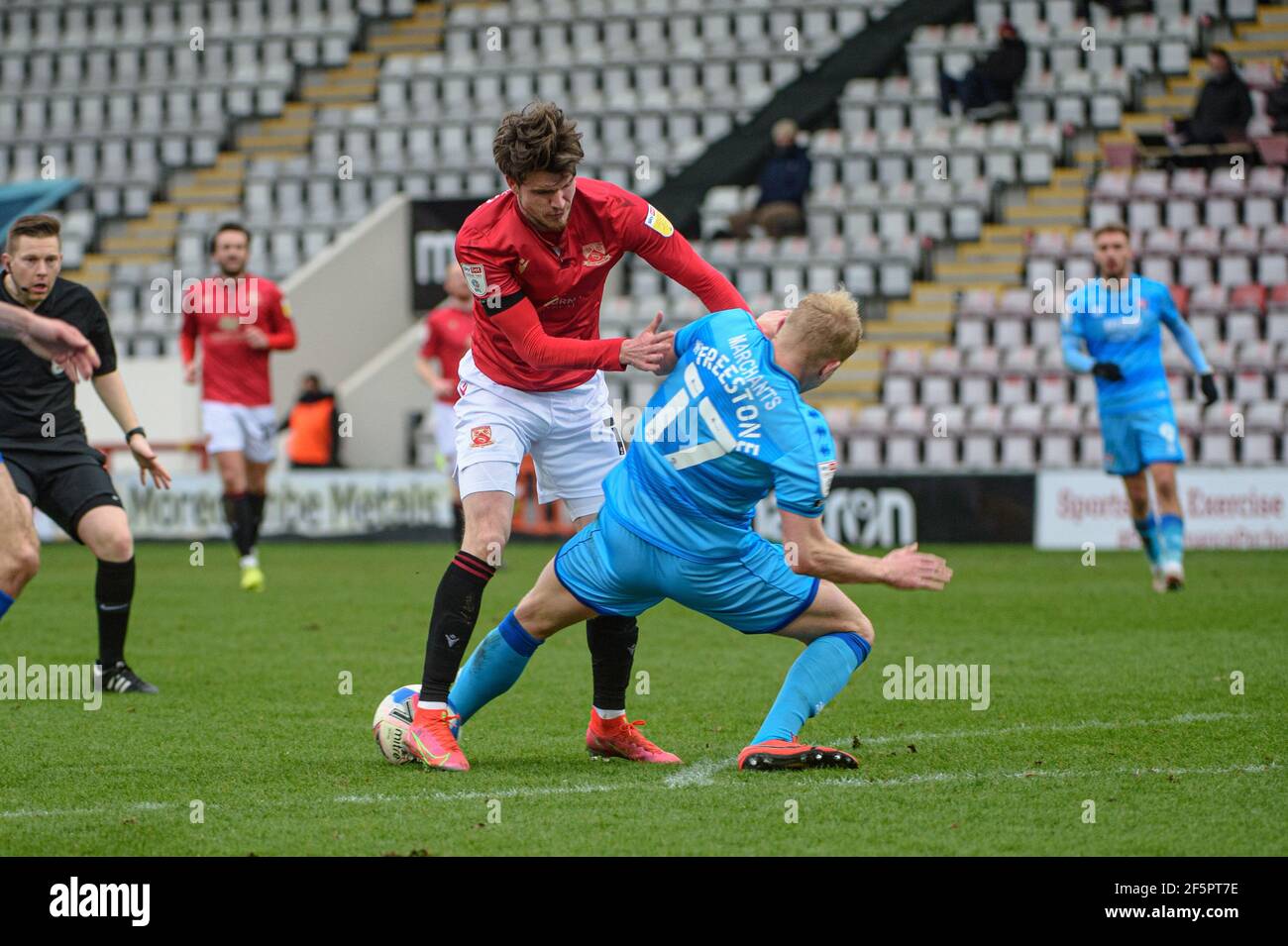 MORECAMBE, GROSSBRITANNIEN. MÄRZ 27th: Lewis Freestone von Cheltenham Town tagt Liam McAlinden vom Morecambe FC während des Sky Bet League 2 Spiels zwischen Morecambe und Cheltenham Town in der Globe Arena, Morecambe am Samstag, 27th. März 2021. (Kredit: Ian Charles, MI News) Kredit: MI Nachrichten & Sport /Alamy Live Nachrichten Stockfoto