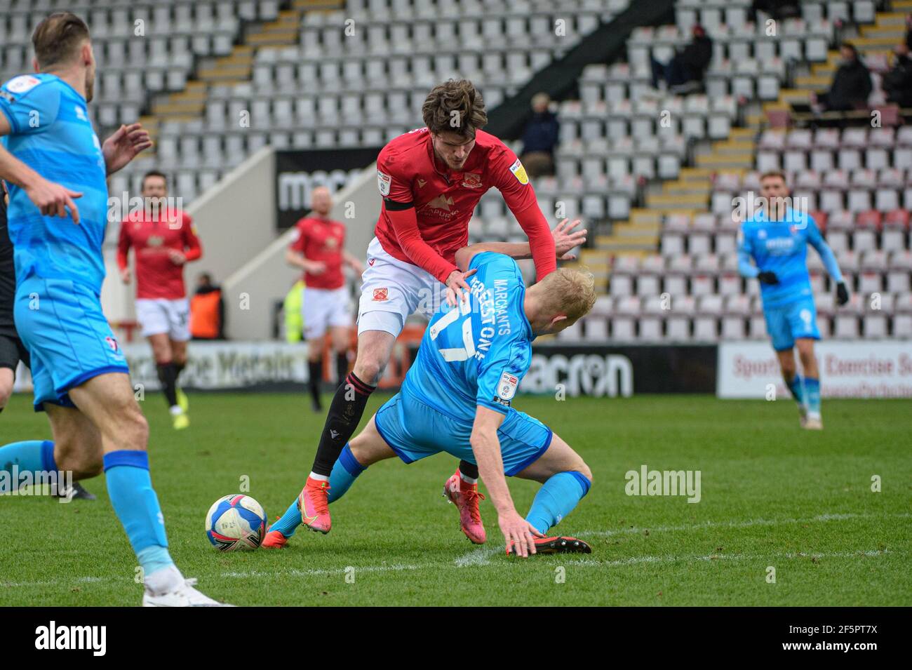 MORECAMBE, GROSSBRITANNIEN. MÄRZ 27th: Lewis Freestone von Cheltenham Town tagt Liam McAlinden vom Morecambe FC während des Sky Bet League 2 Spiels zwischen Morecambe und Cheltenham Town in der Globe Arena, Morecambe am Samstag, 27th. März 2021. (Kredit: Ian Charles, MI News) Kredit: MI Nachrichten & Sport /Alamy Live Nachrichten Stockfoto