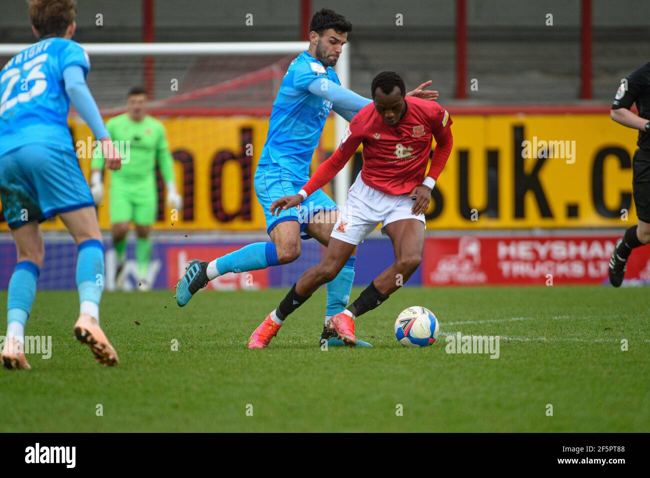 MORECAMBE, GROSSBRITANNIEN. 27th. MÄRZ: Carlos Mendes Gomes von Morecambe FC unter Druck während des Sky Bet League 2-Spiels zwischen Morecambe und Cheltenham Town in der Globe Arena, Morecambe am Samstag, 27th. März 2021. (Kredit: Ian Charles, MI News) Kredit: MI Nachrichten & Sport /Alamy Live Nachrichten Stockfoto