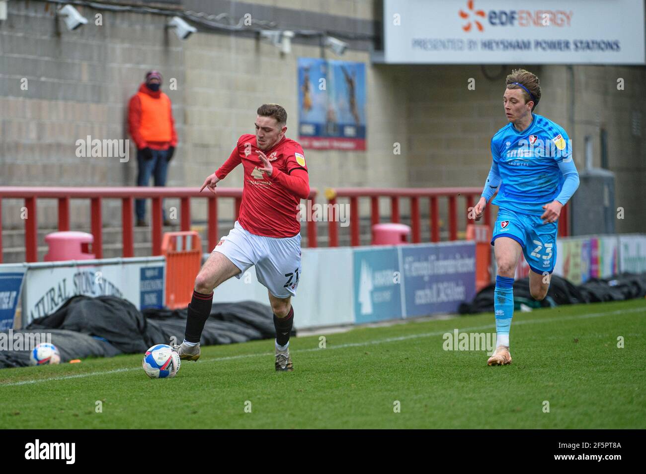 MORECAMBE, GROSSBRITANNIEN. 27th. MÄRZ: Aaron Wildig vom Morecambe FC unter Druck von Callum Wright aus Cheltenham Town während des Sky Bet League 2-Spiels zwischen Morecambe und Cheltenham Town in der Globe Arena, Morecambe am Samstag, 27th. März 2021. (Kredit: Ian Charles, MI News) Kredit: MI Nachrichten & Sport /Alamy Live Nachrichten Stockfoto