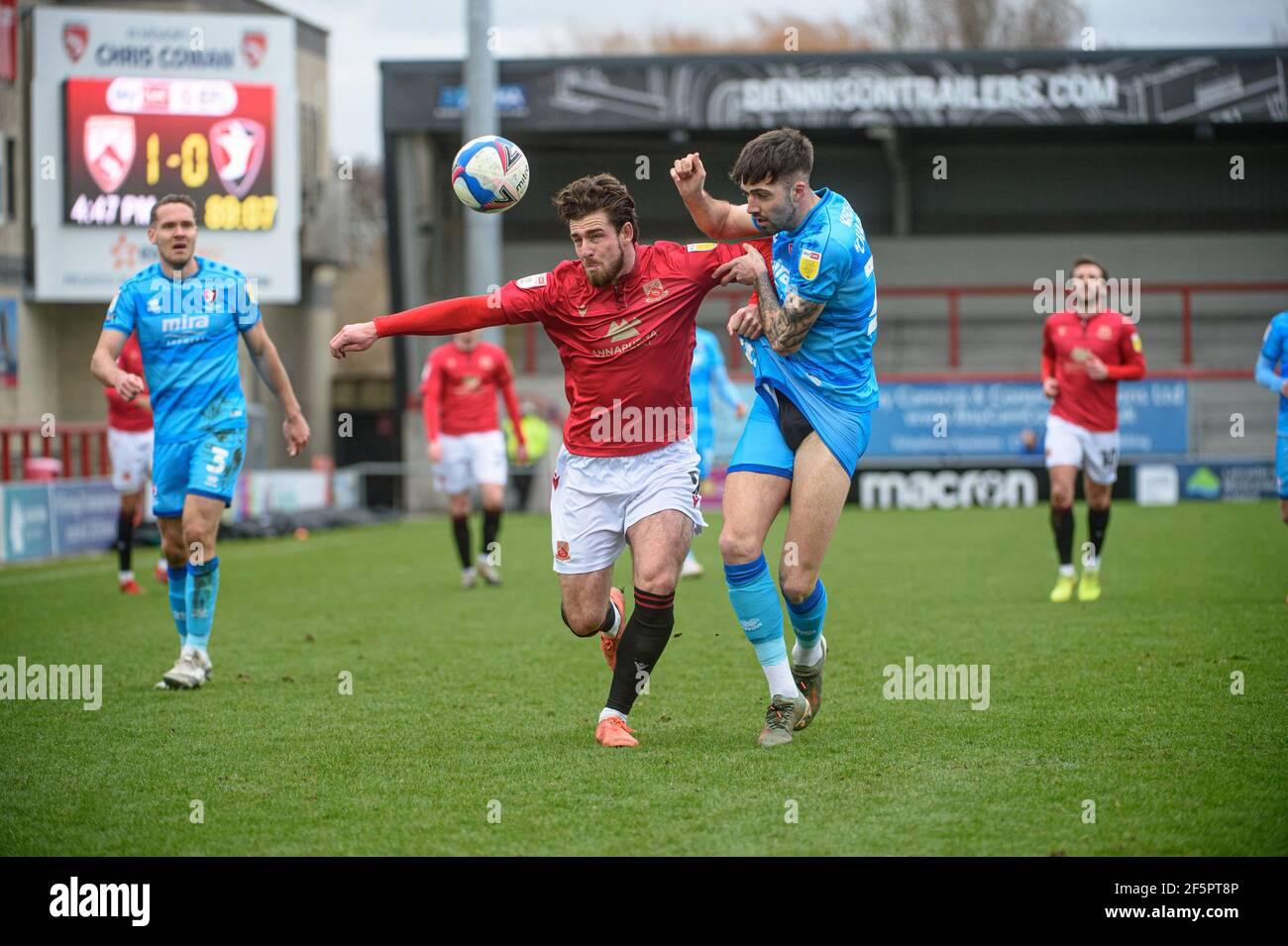 MORECAMBE, GROSSBRITANNIEN. 27th. MÄRZ: Cole Stockton vom Morecambe FC und Ellis Chapman von Cheltenham Town verwickeln sich während des Sky Bet League 2-Spiels zwischen Morecambe und Cheltenham Town in der Globe Arena, Morecambe am Samstag, 27th. März 2021, um den Ball. (Kredit: Ian Charles, MI News) Kredit: MI Nachrichten & Sport /Alamy Live Nachrichten Stockfoto