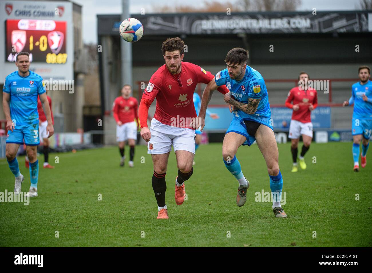 MORECAMBE, GROSSBRITANNIEN. 27th. MÄRZ: Cole Stockton vom Morecambe FC und Ellis Chapman von Cheltenham Town verwickeln sich während des Sky Bet League 2-Spiels zwischen Morecambe und Cheltenham Town in der Globe Arena, Morecambe am Samstag, 27th. März 2021, um den Ball. (Kredit: Ian Charles, MI News) Kredit: MI Nachrichten & Sport /Alamy Live Nachrichten Stockfoto