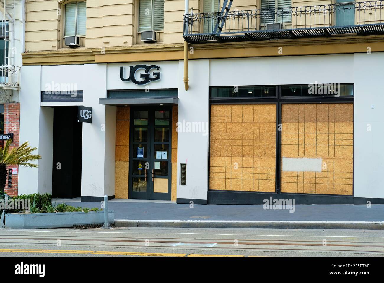 Außenansicht eines vernagelten UGG-Geschäfts in der Nähe des Union Square  in der Innenstadt von San Francisco, Kalifornien; Angst vor Demonstranten,  Plünderungen und sozialen Unruhen Stockfotografie - Alamy