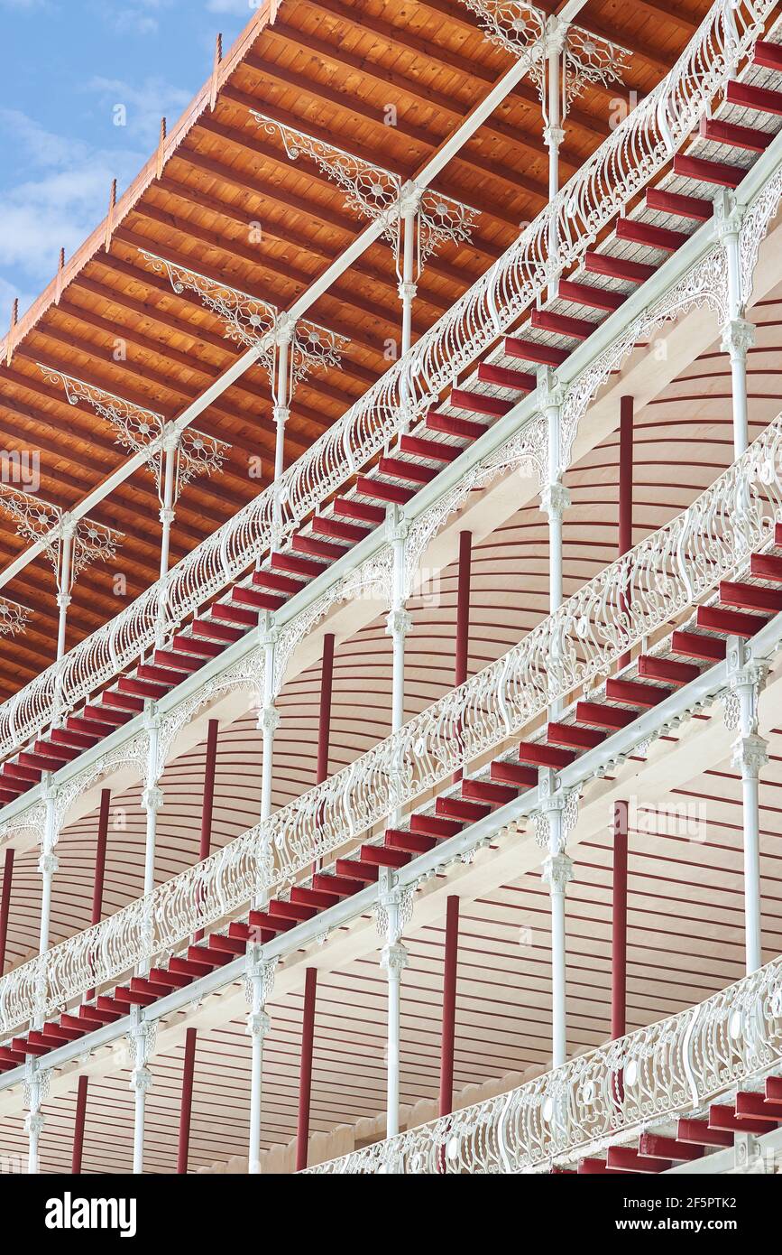 Madrid, Spanien - 27. März 2021. Tribüne Detail des alten Beti-Jai Pelota Gericht, erklärt ein nationales Denkmal im Jahr 1991. Madrid, Spanien. Stockfoto