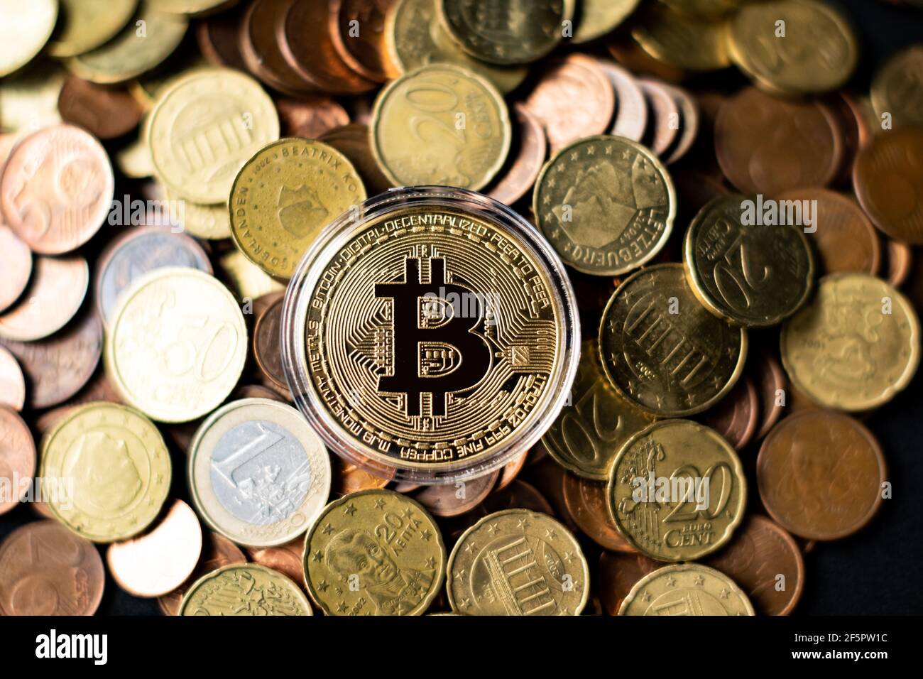 Bitcoin virtuelles Geld und fiat Geld Münzen Euro Stockfoto