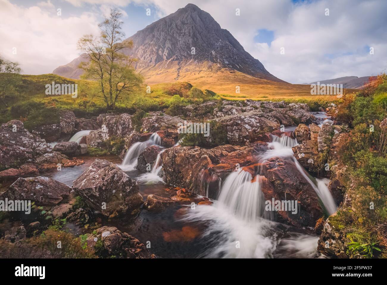 Dramatische Berglandschaft des berühmten Buachaille Etiv Mor und River Coupall Wasserfalls in Glencoe in den schottischen Highlands, Schottland. Stockfoto