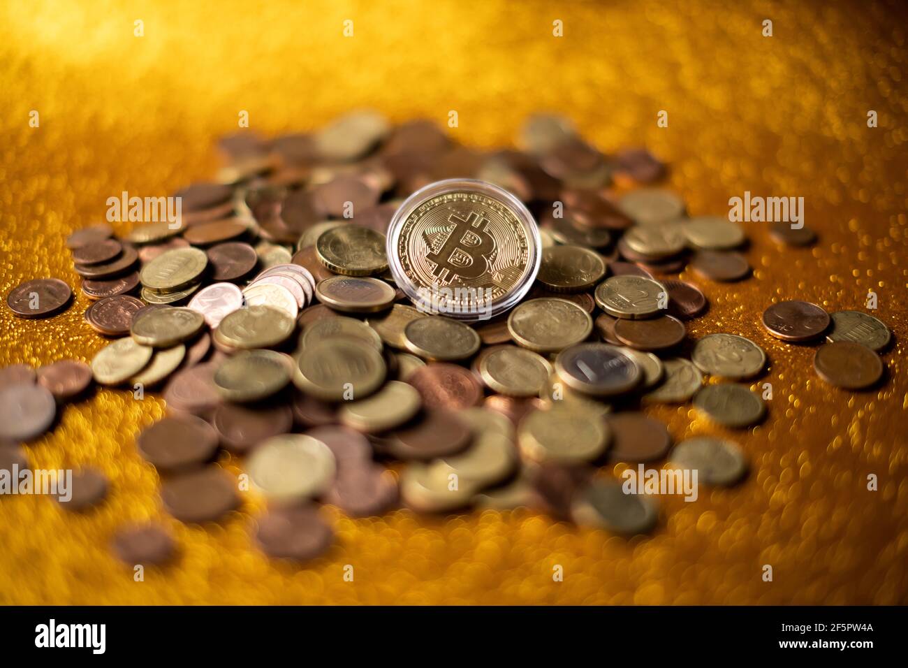 Bitcoin virtuelles Geld und fiat Geld Münzen Euro Stockfoto