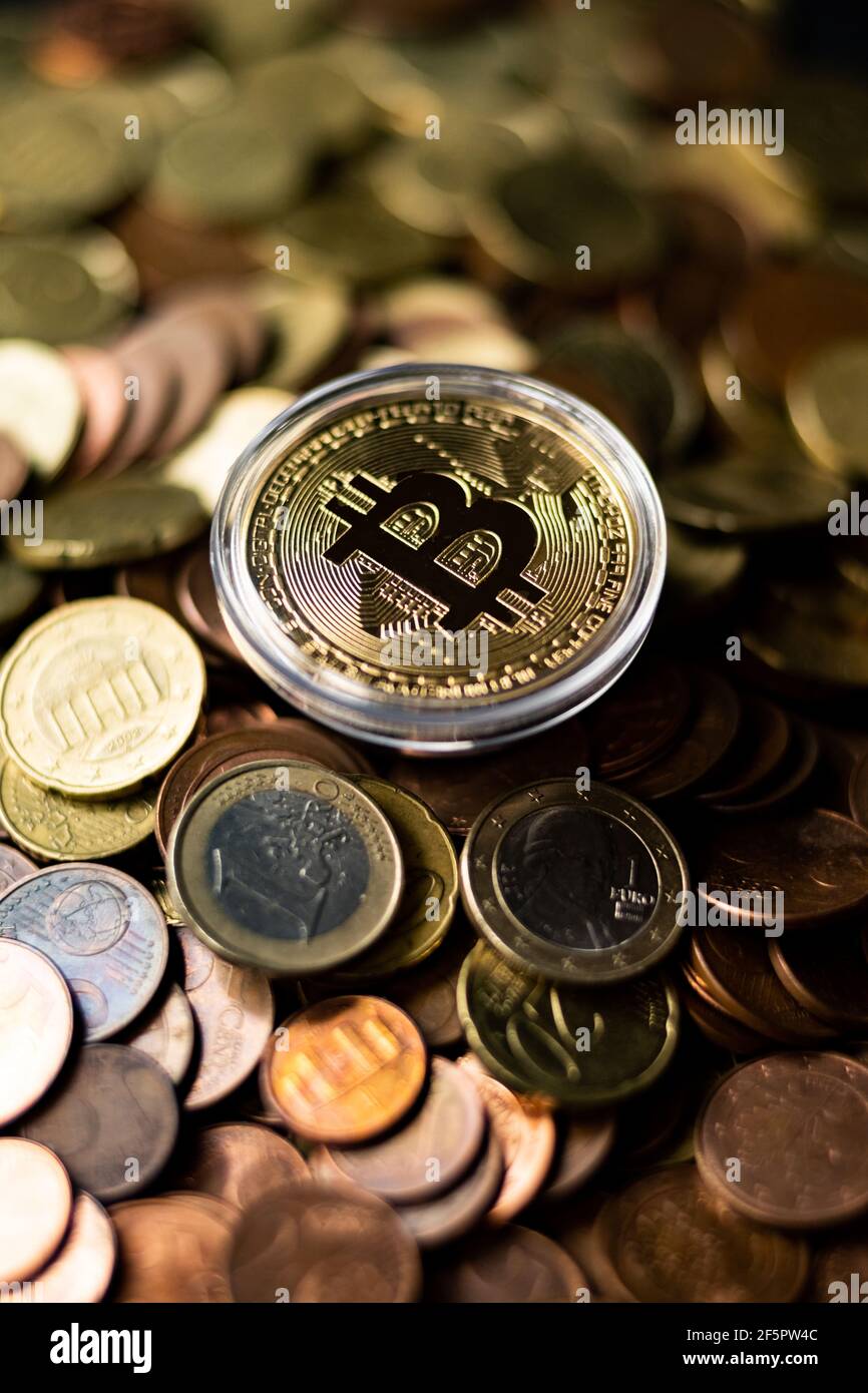 Bitcoin virtuelles Geld und fiat Geld Münzen Euro Stockfoto