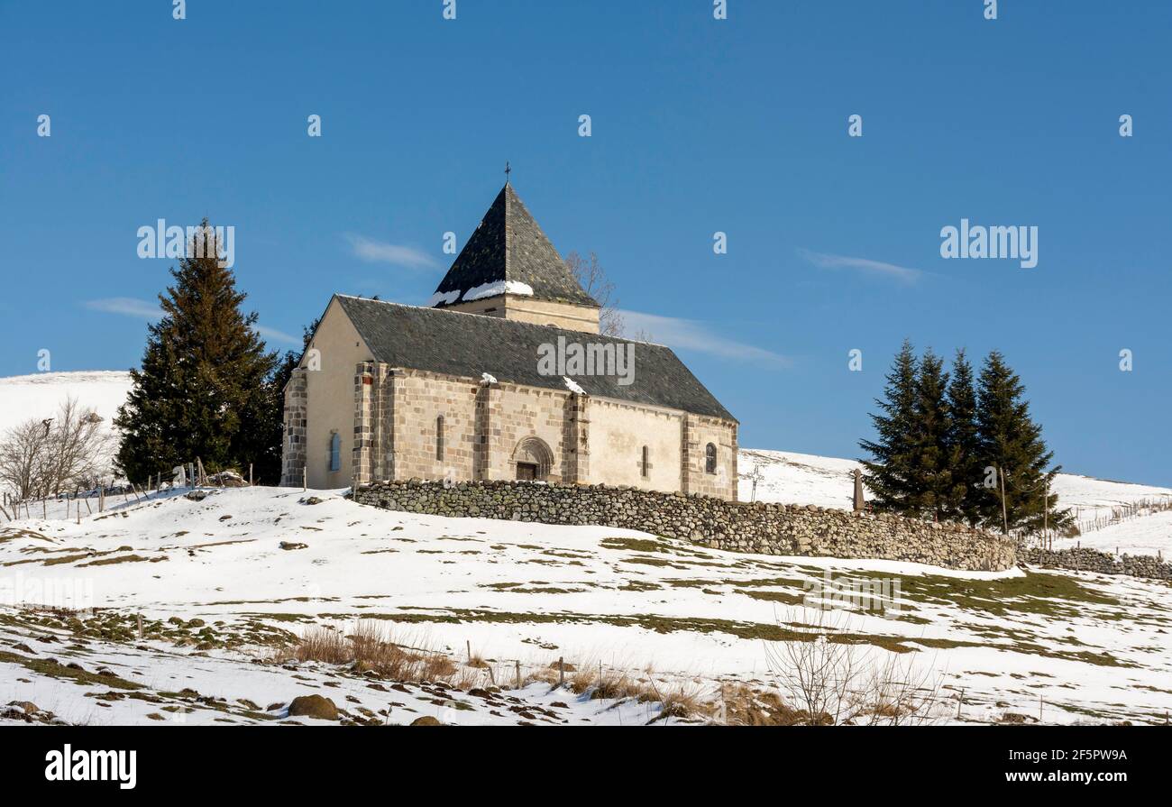 Kirche Saint-Alyre-ès-Montagne im Winter, Puy de Dome Department, Cezallier Massiv, Auvergne-Rhone-Alpes, Frankreich Stockfoto