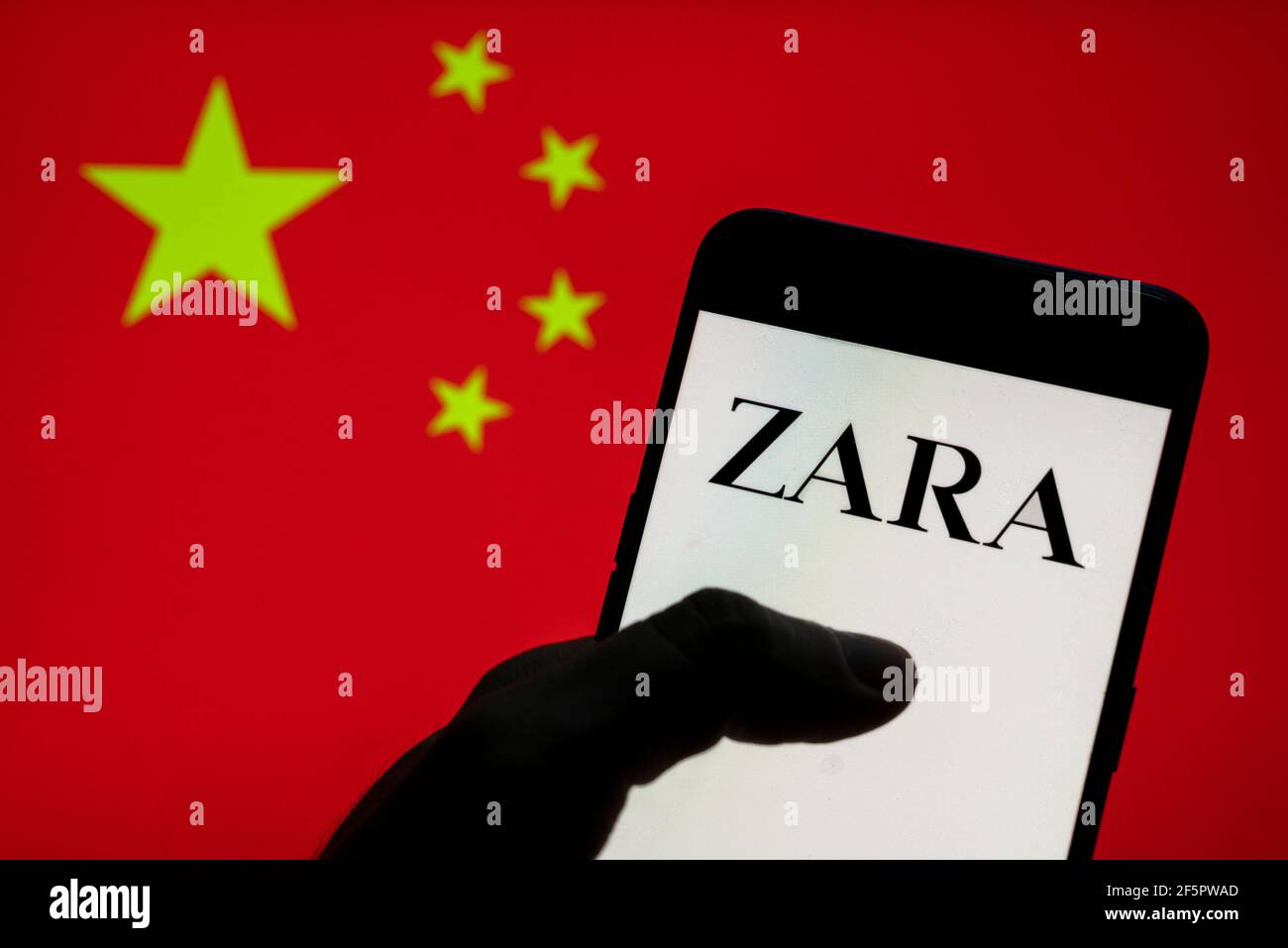 In dieser Abbildung, die spanische multinationale Bekleidungsdesign Einzelhandelsunternehmen von Inditex, Zara, Logo auf einem Android-Handy mit Volksrepublik China Flagge im Hintergrund gesehen. Stockfoto