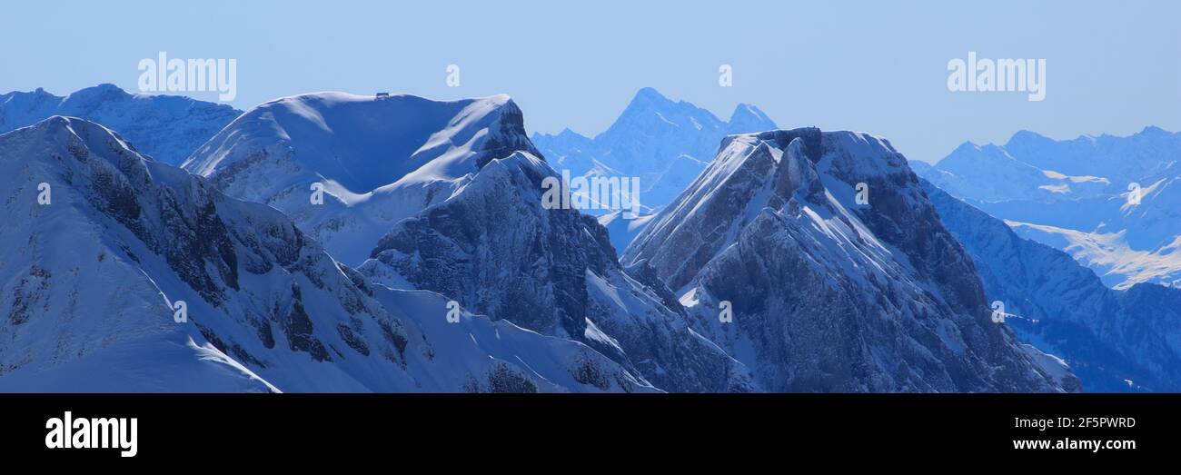 Berge der Schweizer Alpen von Chaserrugg aus gesehen. Stockfoto