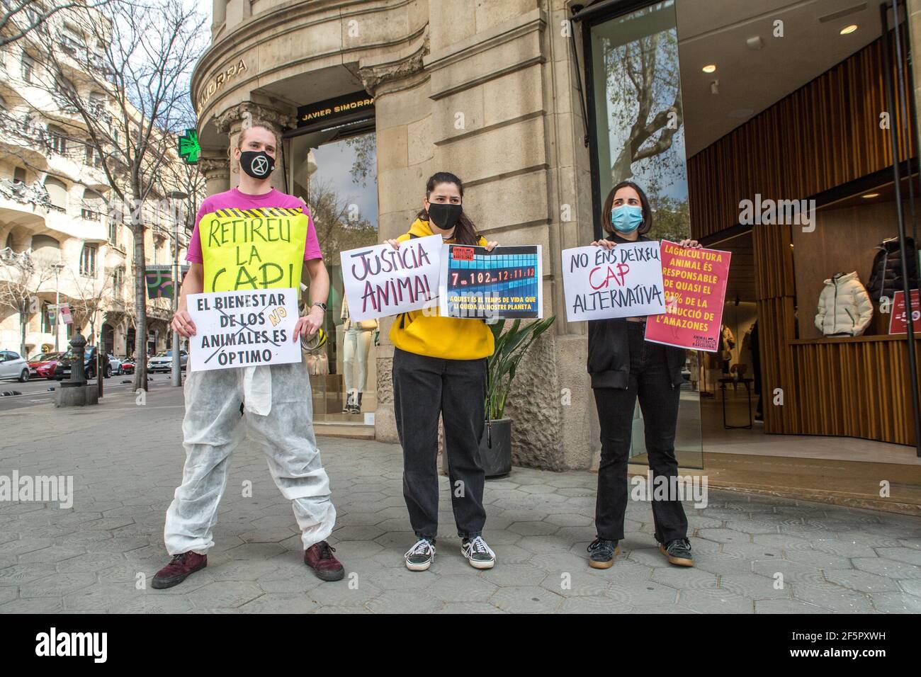 Die Vertreter von Animal Rebellion, einer internationalen Bewegung für den Kampf für ein nachhaltiges Ernährungssystem, haben in Barcelona Plakate gehalten. Klimagerechtigkeit und Tierschutz hat Protest vor dem Sitz der Europäischen Union Kommission in Barcelona eine direkte Aktion gewaltfrei durchgeführt, um die Generaldirektion für Landwirtschaft und ländliche Entwicklung der Europäischen Kommission zu bitten, die aktuelle GAP (Gemeinsame Agrarpolitik) zurückzuziehen. Stockfoto Die Vertreter von Animal Rebellion, einer internationalen Bewegung für den Kampf für ein nachhaltiges Ernährungssystem, haben in Barcelona Plakate gehalten. Klimagerechtigkeit und Tierschutz hat Protest vor dem Sitz der Europäischen Union Kommission in Barcelona eine direkte Aktion gewaltfrei durchgeführt, um die Generaldirektion für Landwirtschaft und ländliche Entwicklung der Europäischen Kommission zu bitten, die aktuelle GAP (Gemeinsame Agrarpolitik) zurückzuziehen. Stockfoto