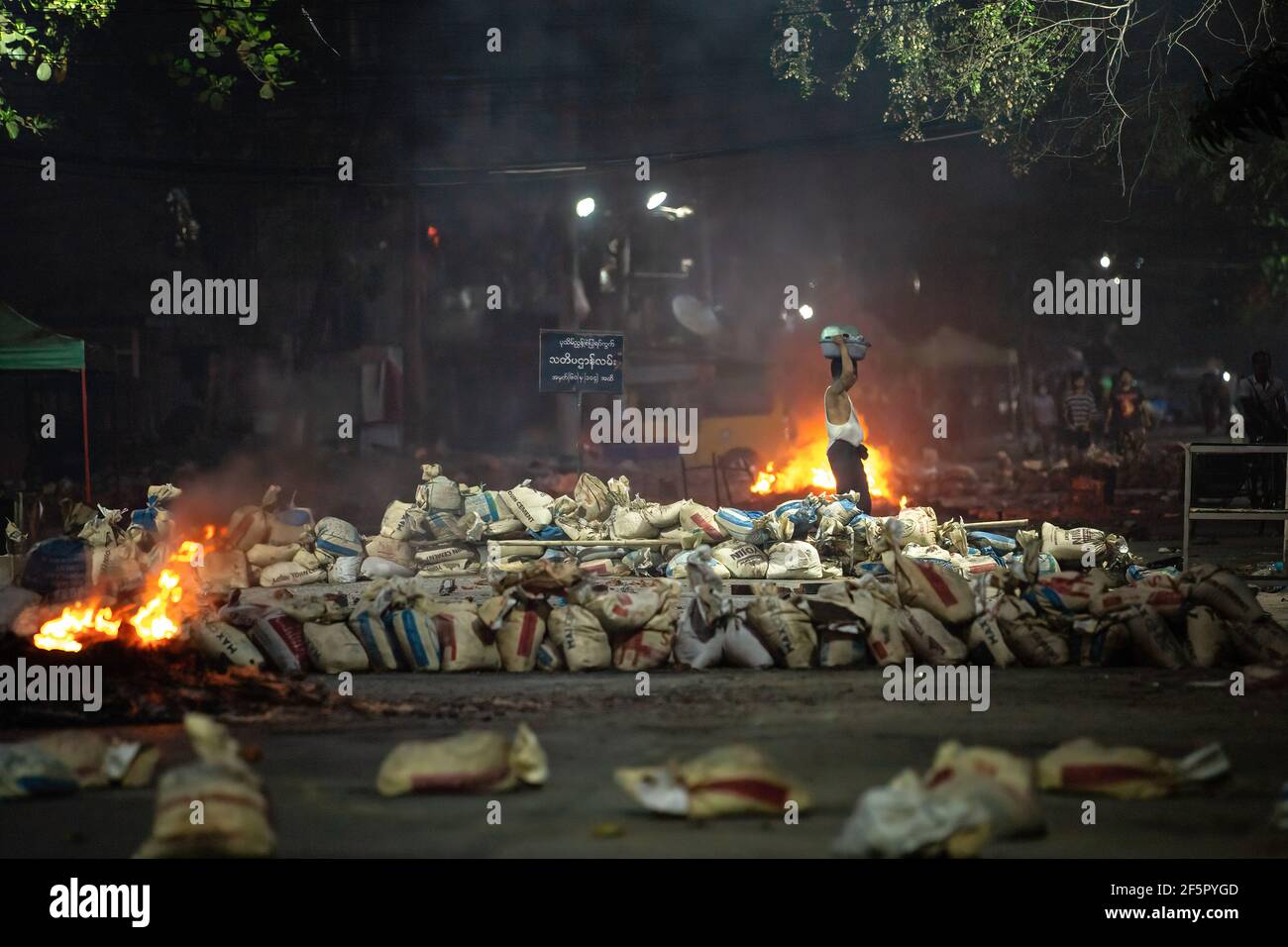 Yangon, Myanmar. März 2021, 27th. Säcke wurden während der Demonstration als Barrikaden gegossen. Myanmar Militär greift Demonstranten mit Gummigeschossen, lebender Munition, Tränengas und Schallbomben als Reaktion an. Die Zahl der Todesopfer beträgt heute 144 und die höchste Zahl der Todesopfer seit dem Militärputsch im Februar 1. Kredit: SOPA Images Limited/Alamy Live Nachrichten Stockfoto