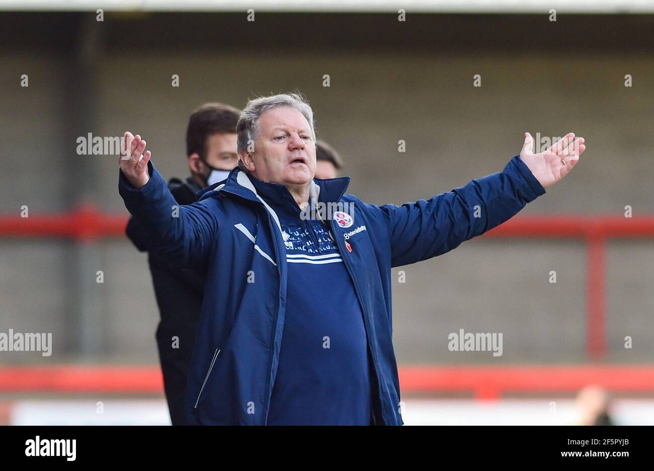 Crawley-Manager John Yems zeigt seine Frustration während des zweiten Spiels der Sky Bet League zwischen Crawley Town und Port Val im People's Pension Stadium , Crawley , Großbritannien - 27. März 2021 - nur für redaktionelle Verwendung. Keine Verkaufsförderung. Für Football-Bilder gelten Einschränkungen für FA und Premier League. Keine Nutzung des Internets/Handys ohne FAPL-Lizenz - für Details wenden Sie sich an Football Dataco Stockfoto