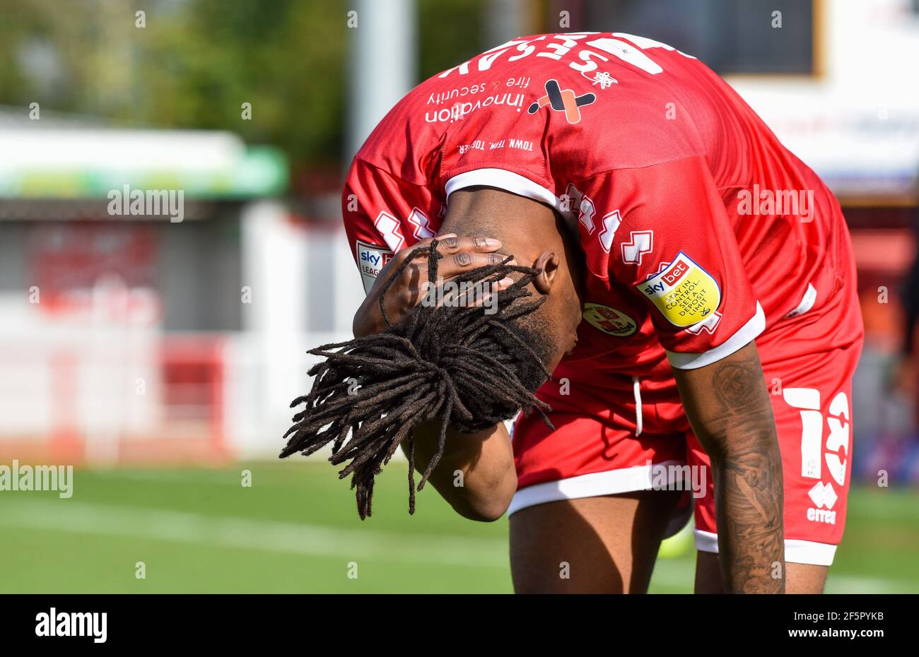 David Sesay von Crawley reibt sich den Kopf, nachdem er während des zweiten Spiels der Sky Bet League zwischen Crawley Town und Port Val im People's Pension Stadium , Crawley , Großbritannien - 27. März 2021 - nur für redaktionelle Verwendung. Keine Verkaufsförderung. Für Football-Bilder gelten Einschränkungen für FA und Premier League. Keine Nutzung des Internets/Handys ohne FAPL-Lizenz - für Details wenden Sie sich an Football Dataco Stockfoto