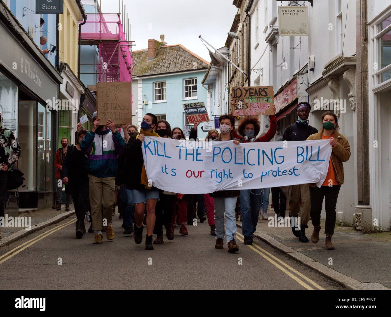 Ein Kill the Bill Demonstration und Marsch mit mehreren hundert Demonstranten passiert auf dem Moor-Platz in Falmouth, Nachdem Redner beendet, ein märz 1,5 Meilen durch das Zentrum der Stadt zum Discovery Quay fand für weitere Reden. Der Protest gegen die Covid-Regeln wurde von Devon- und Cornwall-Offizieren aus der Ferne überwacht. Die vorgeschlagene Polizei, Kriminalität und Verurteilung und Gerichte Rechnung könnte ernsthafte Einschränkungen für Demonstranten, die als ernsthafte Störung verursachen. Falmouth. Cornwall, England, 27th March 2021, Credit: Robert Taylor/Alamy Live News Stockfoto