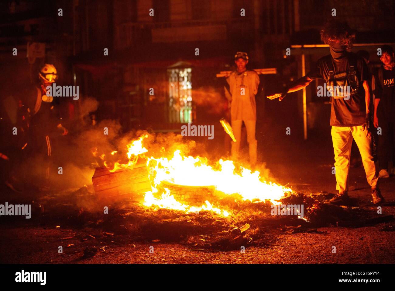 Yangon, Myanmar. März 2021, 27th. Während der Demonstration verbrannten Demonstranten Reifen, um die Straße zu blockieren. Myanmar Militär greift Demonstranten mit Gummigeschossen, lebender Munition, Tränengas und Schallbomben als Reaktion an. Die Zahl der Todesopfer beträgt heute 144 und die höchste Zahl der Todesopfer seit dem Militärputsch im Februar 1. (Foto von Theint Mon Soe/SOPA Images/Sipa USA) Quelle: SIPA USA/Alamy Live News Stockfoto