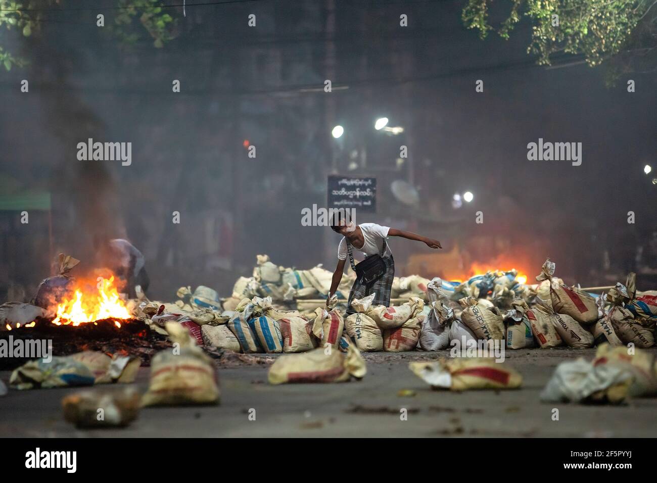 Yangon, Myanmar. März 2021, 27th. Ein Protestler, der während der Demonstration Säcke als Barrikaden pflasterte. Myanmar Militär greift Demonstranten mit Gummigeschossen, lebender Munition, Tränengas und Schallbomben als Reaktion an. Die Zahl der Todesopfer beträgt heute 144 und die höchste Zahl der Todesopfer seit dem Militärputsch im Februar 1. (Foto von Theint Mon Soe/SOPA Images/Sipa USA) Quelle: SIPA USA/Alamy Live News Stockfoto