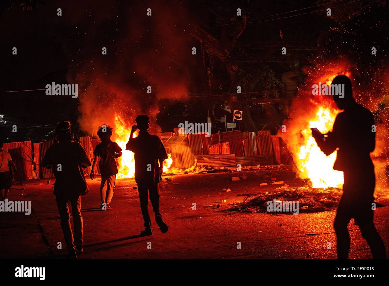 Yangon, Myanmar. März 2021, 27th. Während der Demonstration verbrannten Demonstranten Reifen, um die Straße zu blockieren. Myanmar Militär greift Demonstranten mit Gummigeschossen, lebender Munition, Tränengas und Schallbomben als Reaktion an. Die Zahl der Todesopfer beträgt heute 144 und die höchste Zahl der Todesopfer seit dem Militärputsch im Februar 1. (Foto von Theint Mon Soe/SOPA Images/Sipa USA) Quelle: SIPA USA/Alamy Live News Stockfoto