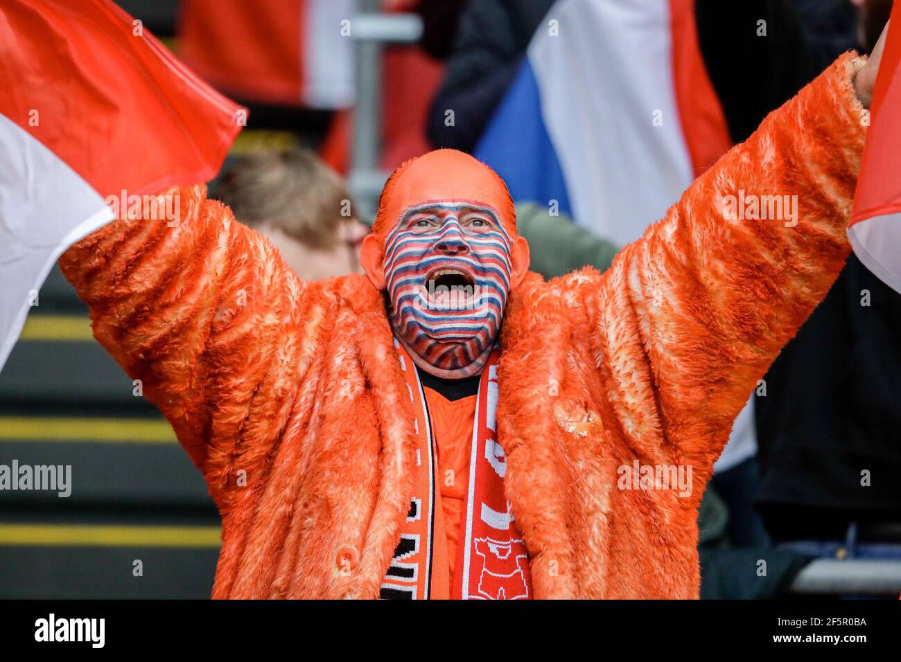 3AMSTERDAM, NIEDERLANDE - MÄRZ 27: Fans, Unterstützer der Niederlande während des fieldlab covid-19 Corona Tests während der FIFA World Cup 2022 Quatar Stockfoto