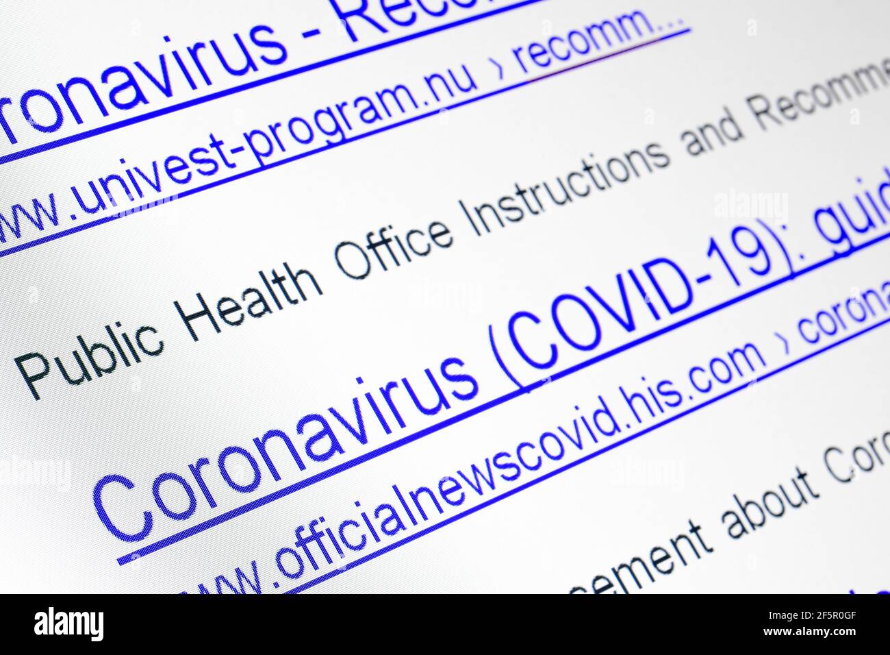 Internet-Suchergebnisse für Coronavirus mit den Links von imaginären nicht vorhandenen Websites auf dem Display, close up. Stockfoto