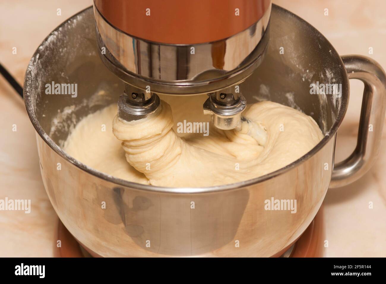 Den Teig in einem elektrischen Mixer kneten. Teig zu Hause zum Backen im Mixer  machen Stockfotografie - Alamy