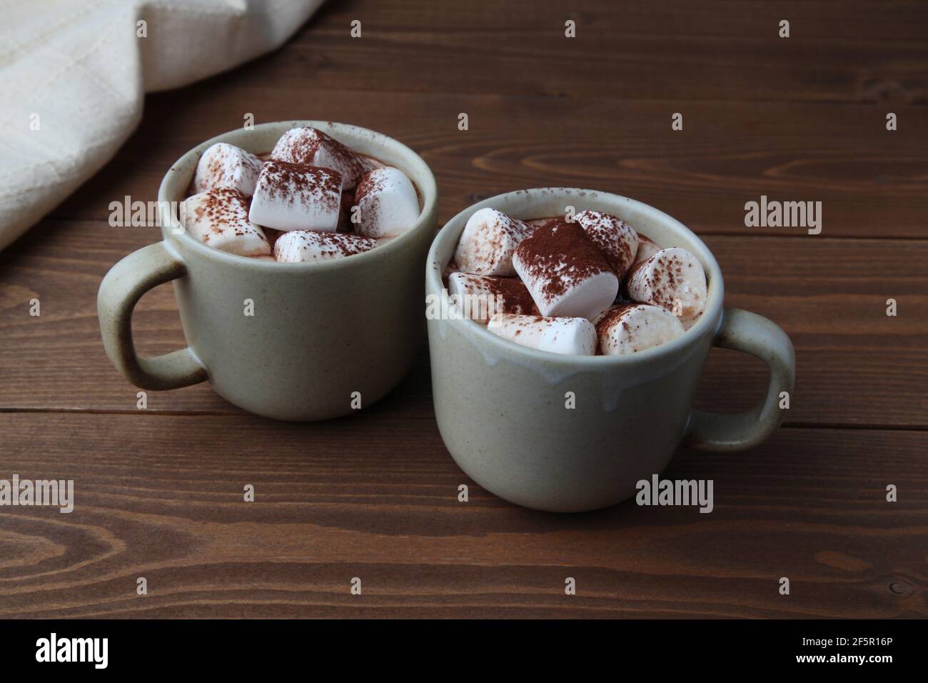Heiße Schokolade mit Marshmallows isoliert auf Holztisch Stockfoto
