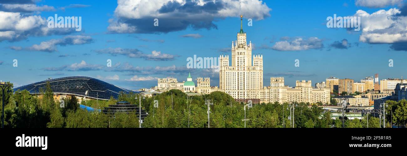 Panorama von Moskau im Sommer, Russland. Panoramablick auf den Zaryadye-Park und das Kotelnicheskaya-Ufergebäude im Stadtzentrum von Moskau. Schöne Skyline und Stockfoto