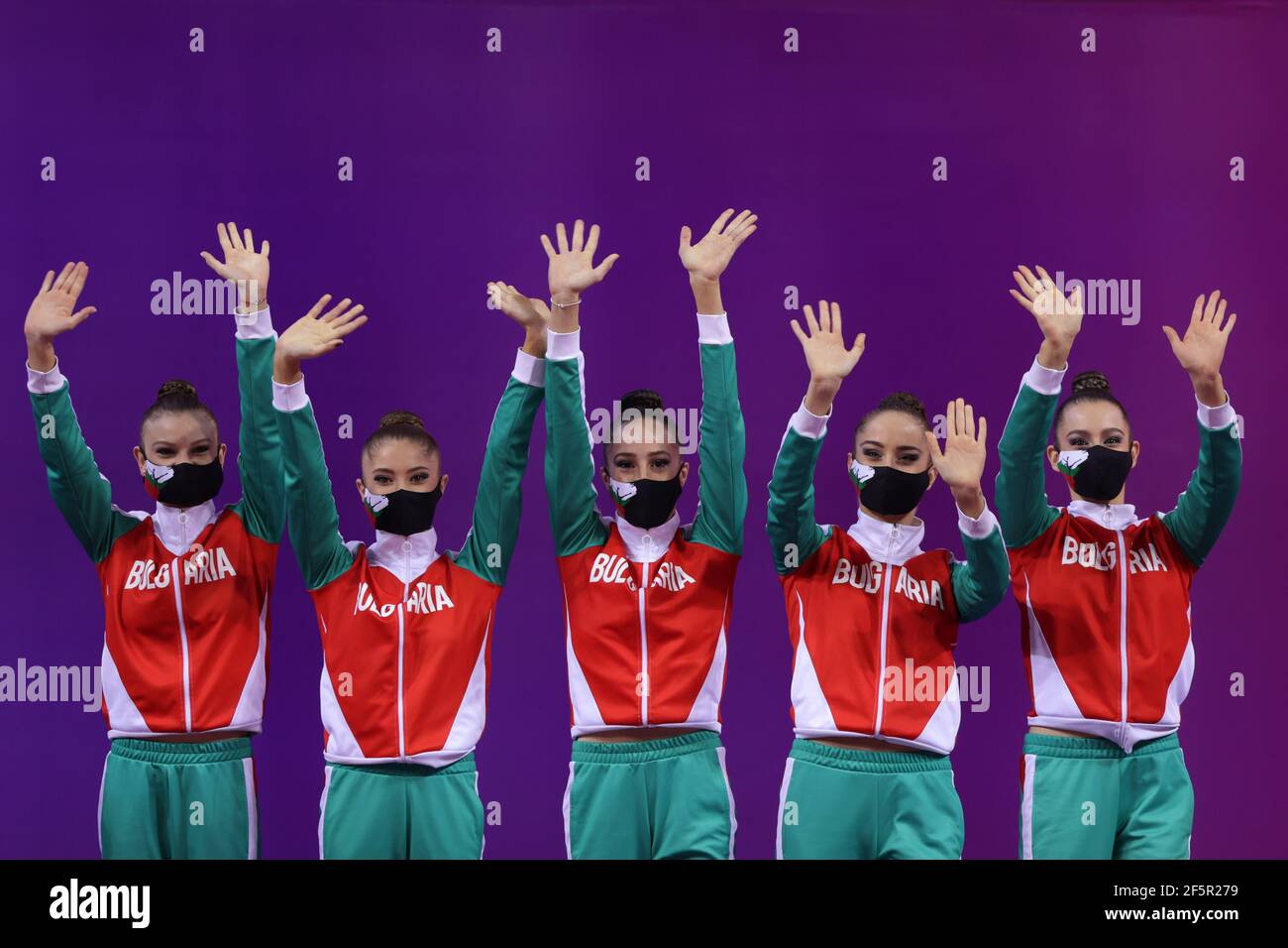 Sofia, Bulgarien - 27. März 2021: Mitglieder des Teams Bulgarien posieren mit ihren Goldmedaillen auf dem Podium bei der Group Award Ceremony for All-Around bei der rhythmischen Gymnastik "Sofia World Cup" 2021. Stockfoto