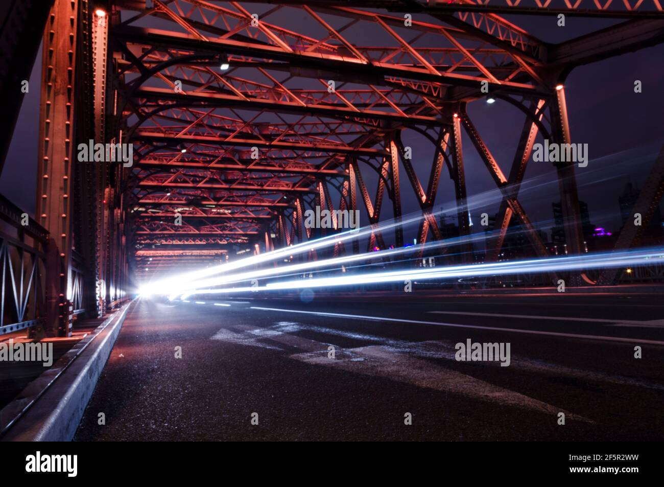 Nachtaufnahmen bei Langzeitbelichtung, Lichtspuren, Trafic durch die Brücke Stockfoto