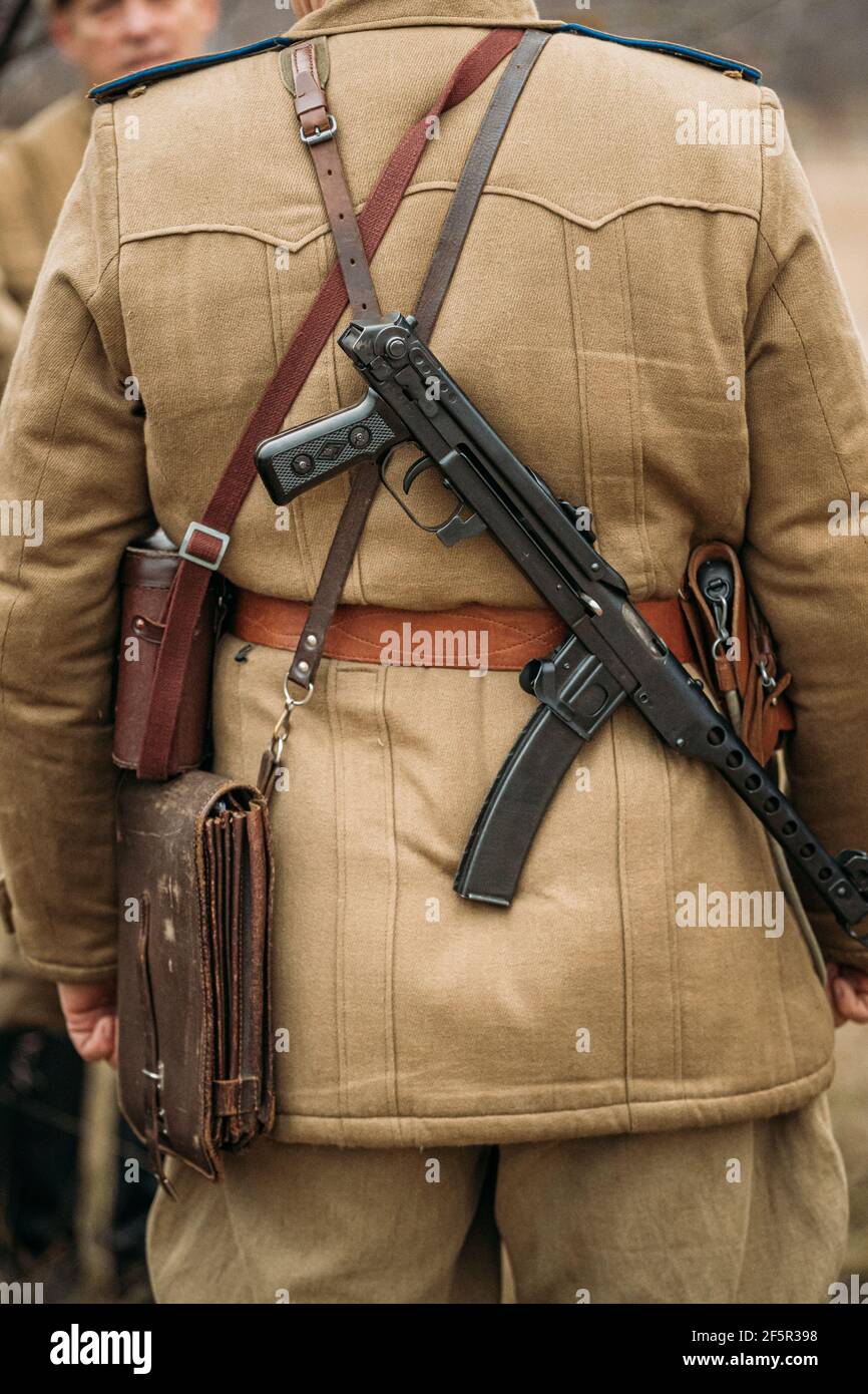 Re-enactor gekleidet als russische Sowjetische Infanterie Soldat des Zweiten Weltkriegs mit Sub-Maschine Waffe. Rote Armee Soldat des Zweiten Weltkriegs 2 Mal Stockfoto