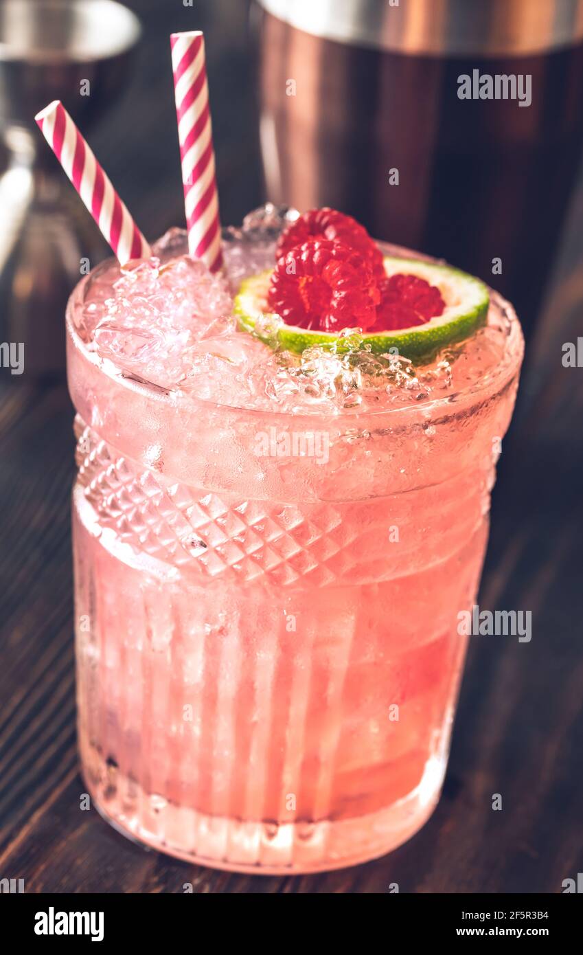 Glas Nickerbocker Cocktail aus Rum, Limettensaft, orangencuracao und Himbeersirup Stockfoto