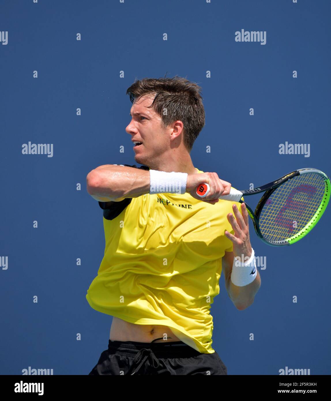 Miami Gardens, FL, USA. März 2021, 27th. Kei Nishikori (JPN) besiegt Aljaz Bedene (SLO) am 6. Tag der Miami Open am 27. März 2021 im Hard Rock Stadium in Miami Gardens, Florida Menschen: Aljaz Bedene Kredit: Hoo Me/Media Punch/Alamy Live News Stockfoto