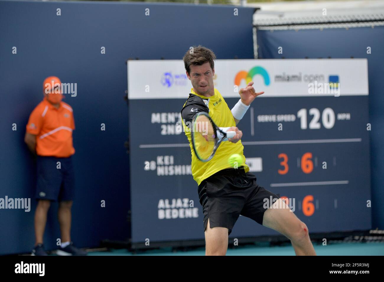 Miami Gardens, FL, USA. März 2021, 27th. Kei Nishikori (JPN) besiegt Aljaz Bedene (SLO) am 6. Tag der Miami Open am 27. März 2021 im Hard Rock Stadium in Miami Gardens, Florida Menschen: Aljaz Bedene Kredit: Hoo Me/Media Punch/Alamy Live News Stockfoto