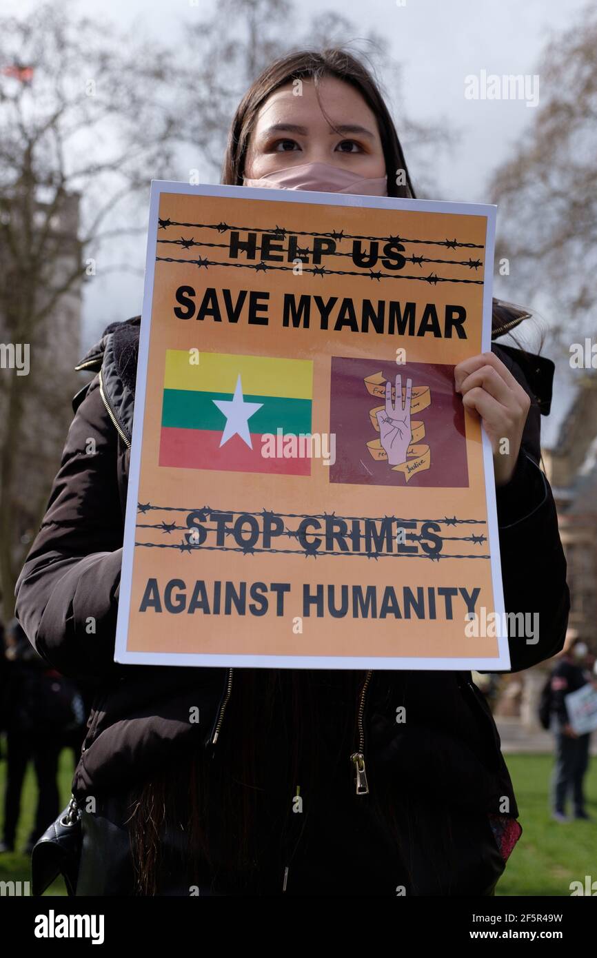 London, Großbritannien. März 27, 2021. Auf dem Parliament Square versammeln sich die Menschen mit Schildern, um gegen den Militärputsch und die Diktatur in Myanmar zu protestieren. Quelle: Joao Daniel Pereira. Quelle: João Daniel Pereira/Alamy Live News Stockfoto