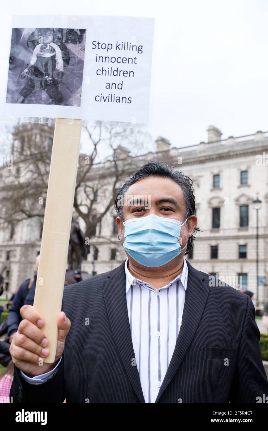 London, Großbritannien. März 27, 2021. Auf dem Parliament Square versammeln sich die Menschen mit Schildern, um gegen den Militärputsch und die Diktatur in Myanmar zu protestieren. Quelle: Joao Daniel Pereira. Quelle: João Daniel Pereira/Alamy Live News Stockfoto