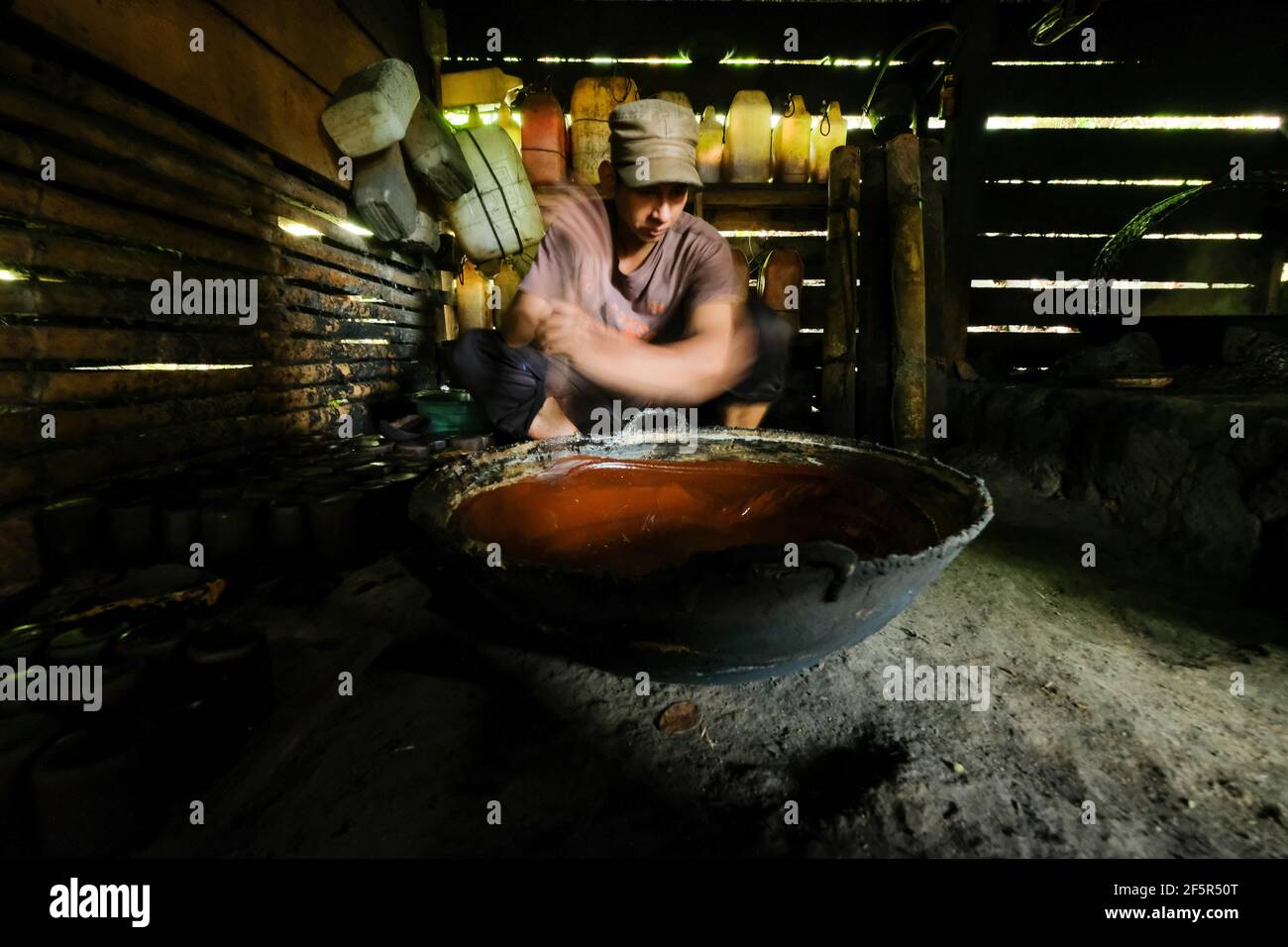 Soppeng, Indonesien. März 2021, 27th. Handwerker machen Palmzucker auf traditionelle Weise im Bezirk Soppeng Provensi, Süd-Sulawesi. Die Nachfrage nach Palmzucker-Exporten ist in verschiedenen Ländern wie China, Taiwan und Japan sehr groß und recht attraktiv. (Foto: Moch Farabi Wardana/Pacific Press/Sipa USA) Quelle: SIPA USA/Alamy Live News Stockfoto