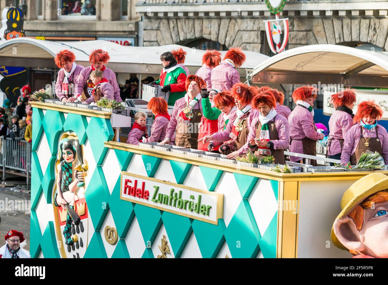 Köln, Deutschland - 12. Februar: Menschen bei einem Karneval in Köln, Deutschland, am 12. Februar 2018. Der Kölner Karneval ist ein Karneval statt Eve Stockfoto