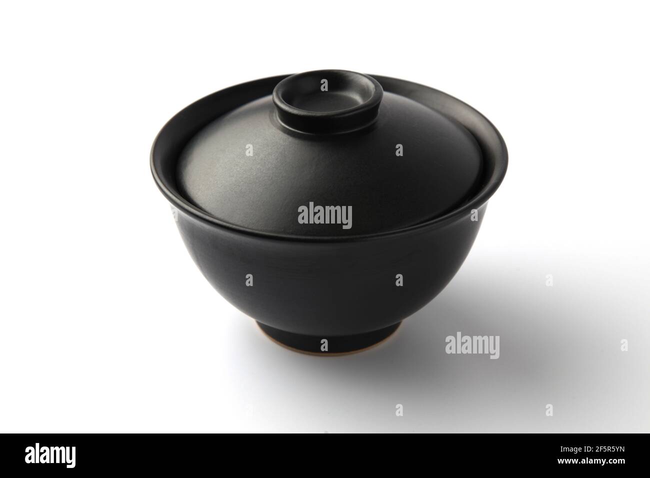 Donburi Reis Schüssel schwarz mit Essstäbchen isoliert auf weißem Hintergrund Stockfoto