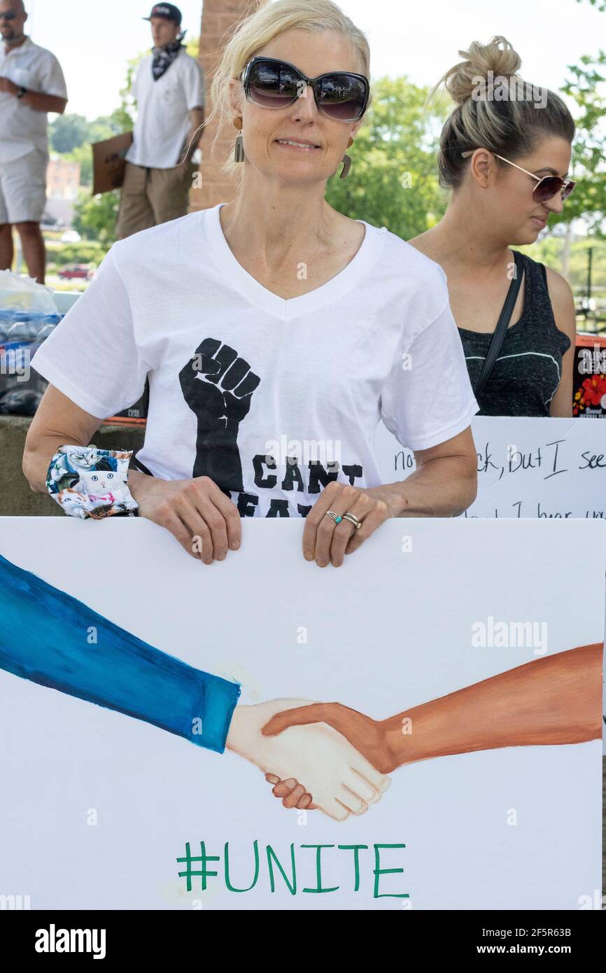 Weiße Frau Mutter bei schwarzen Leben Materie Protest mit Poster Von schwarzen und weißen Händen zittern Stockfoto