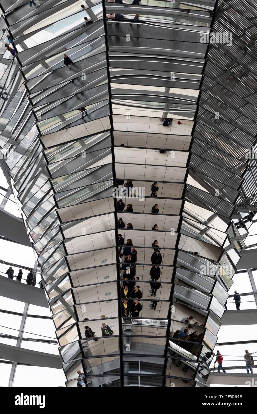 Abstraktes Bild des Innenraums der Reichstagskuppel in Berlin gestaltet von Norman Foster Stockfoto