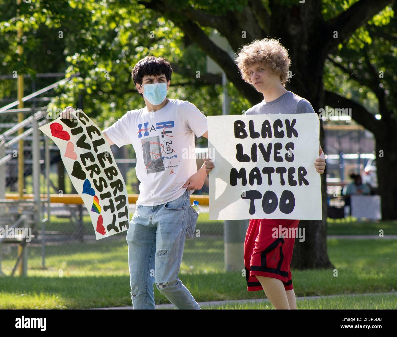 Zwei junge weiße Männer oder Jugendliche bei Schwarz lebt Materie Protest in Small Town America Stockfoto