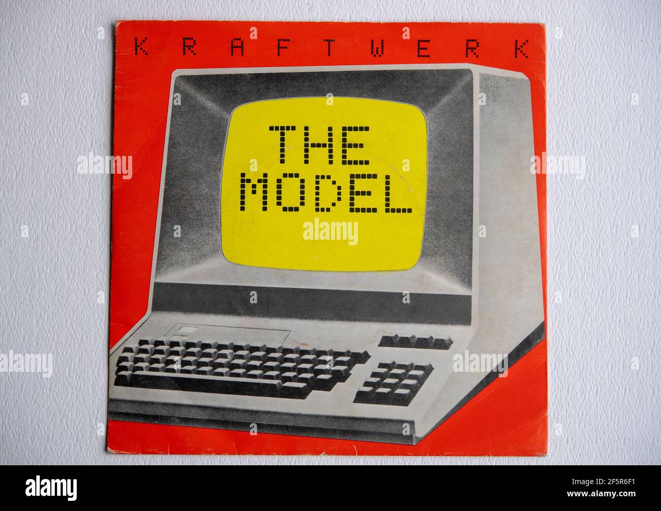 Schallplattenhülle der 7-Zoll-Vinyl-Version von The Model von Kraftwerk, die ursprünglich 1978 in Deutschland und 1981 in Großbritannien erschien. Stockfoto