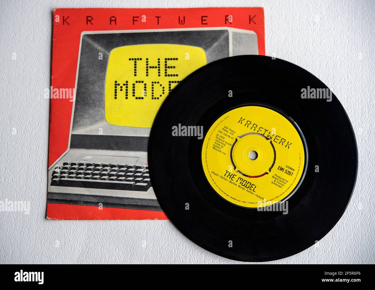 7-Zoll-Vinyl-Version des Modells von Kraftwerk, das ursprünglich 1978 in Deutschland und 1981 in Großbritannien erschien. Stockfoto