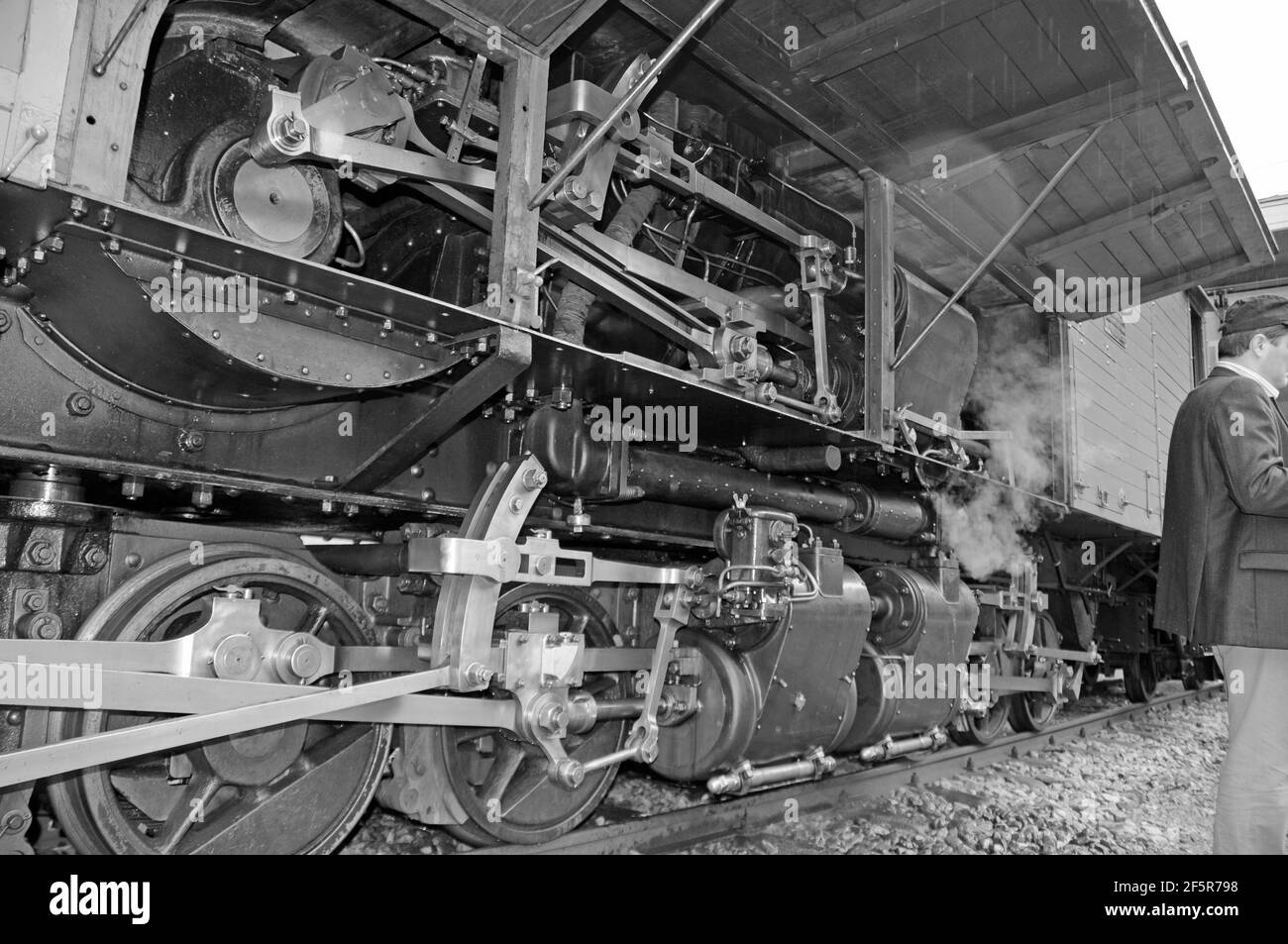 Schweiz: eine über 100 Jahre alte historische Lokomotive gezeigt am Bahnhof in Pontresina Stockfoto