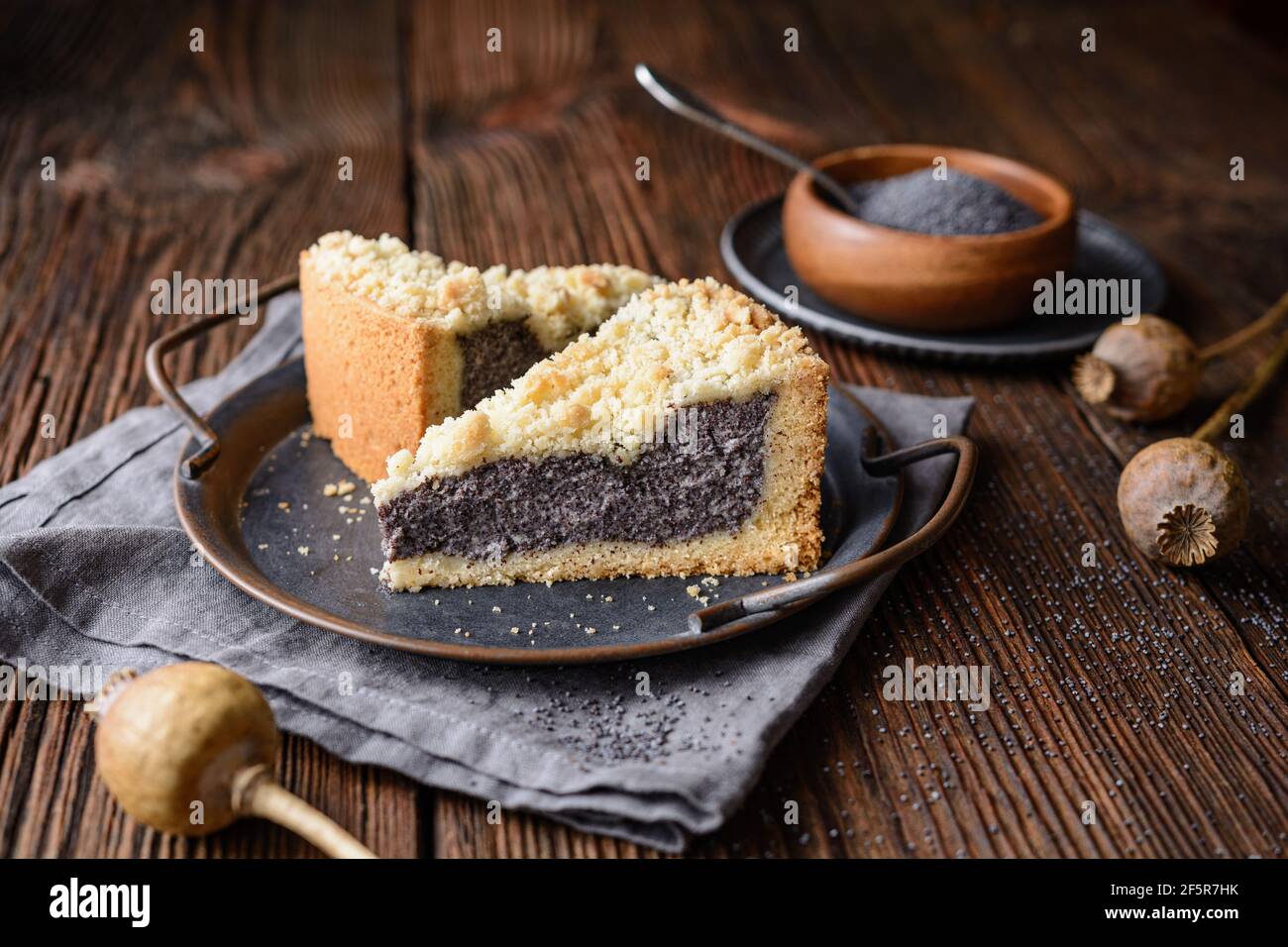 Mohnkuchen, deutscher Mohnkuchen mit knusprigem Streusel auf rustikalem Holzhintergrund Stockfoto