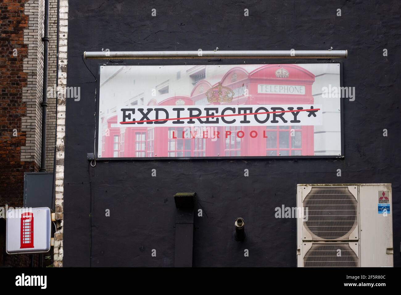 Exverzeichnis, ein besonderer Pub in Liverpool. Der Eingang ist durch eine traditionelle rote Telefonbox. Wie alle Pubs und Bistros ist es im April 2021 geschlossen Stockfoto