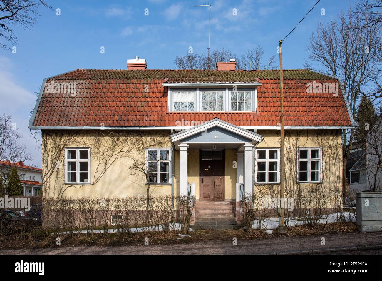 Tammitie 8. Wohnhaus mit Ziegeldach aus Lehm, Baujahr 1929. Munkkiniemi in Helsinki, Finnland. Stockfoto